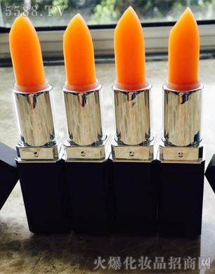 �Ȼ����ʺ��}����׃ɫ�ڼt