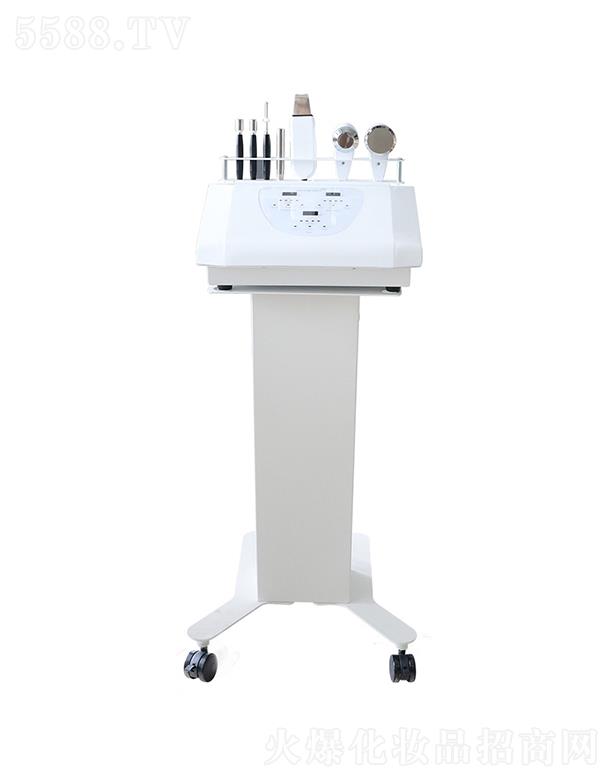 �aޱƤ�w�C�Ϲ���x��ɫ��