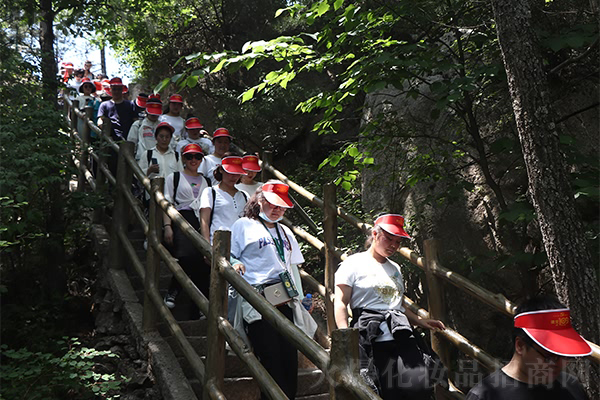 �Ͼ�ɽ���������˵���Ȼɽˮ