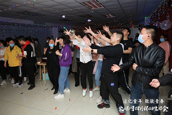 ��׷��ͯ�ꡤ�¾��ഺ���𱬾W(w��ng)4���f���Օ��A�M�e�k