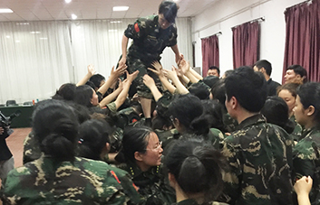 �Θ�ƥ�R�y��Խ�����˱��F(tu��n)���L(zh��ng)����