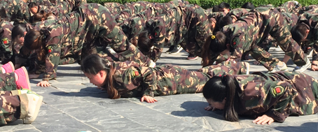 һ�˷��e(cu��)ȫ�w���P���@���ǈF(tu��n)�(du��)������