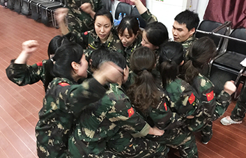 ���ˉ�(m��ng)�룬���ˈF(tu��n)�(du��)��ÿ��(g��)�˱،���(ji��n)����ȥ��